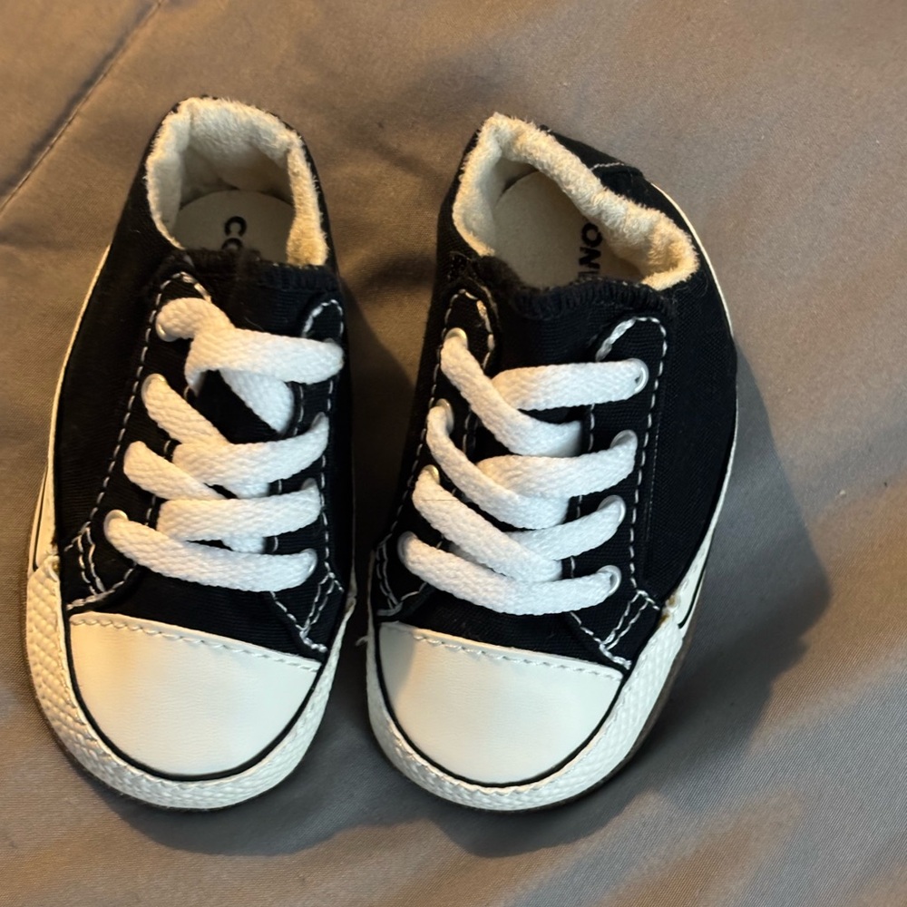 SOLD on crosspost ❌
Baby shoes converse size 2